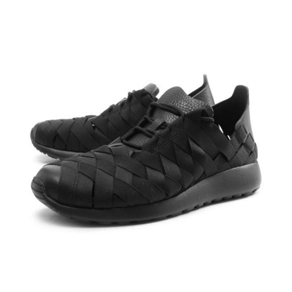 nike roshe run woven black